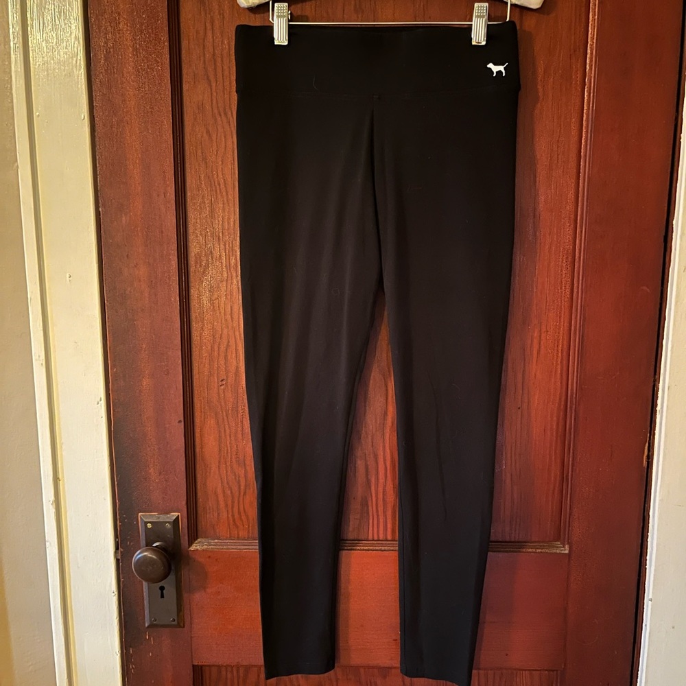 VSPINK black cropped leggings.